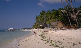 Stranden ved Atlantis dykkercenter.