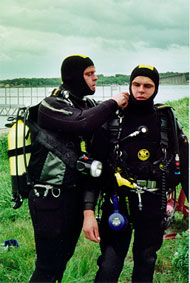 Flemming og Kenneth p vej i vandet